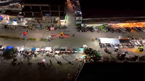 Surigao-City-Boulevard-An-Einem-Geschäftigen-Abend-Mit-Verschiedenen-Essensständen-Und-Verkäufern-Entlang-Der-Straße