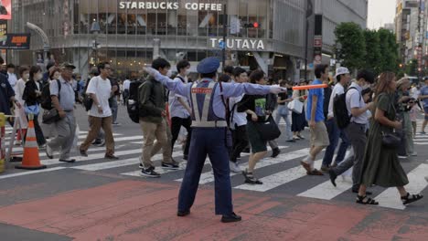 Shibuya-Cruzando-Tokio,-Japón,-El-Oficial-De-Policía-Dirige-El-Tráfico