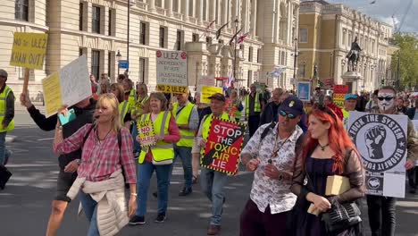 Demonstranten-Marschierten-Friedlich-Die-Londoner-Straße-Entlang,-Riefen-Parolen-Und-Trugen-Plakate