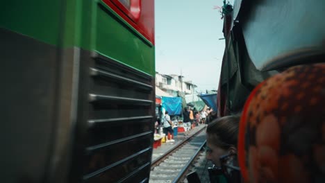 Der-Maeklong-Eisenbahnmarkt-In-Thailand