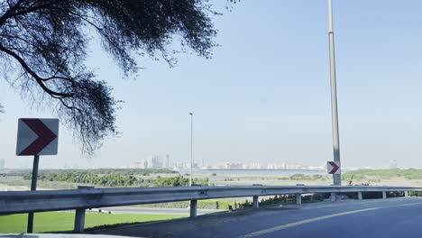Blick-Auf-Die-Stadt-Aus-Dem-Auto,-Dubai-VAE-4k