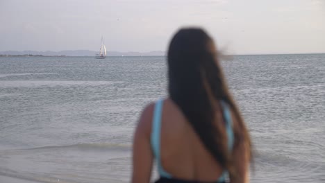 Brünette-Latina-Blickt-Auf-Das-Meer,-Während-Der-Wind-In-Ihren-Haaren-Weht,-Auf-Der-Insel-Coche,-Venezuela