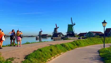 Ein-Sonniger-Tag-In-Zaanse-Schans,-Niederlande-–-Touristen-Fotografieren-In-Zaanse-Schans,-Niederlande