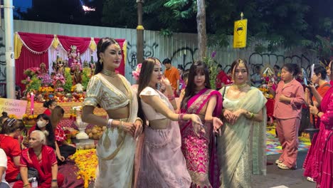 Thailändische-Anhänger-Im-Indischen-Sari-Posieren-Für-Fotos-Während-Des-Navaratri-Festivals-In-Bangkok,-Thailand