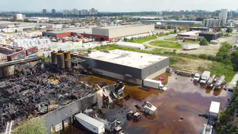 Toma-Aérea-De-Los-Restos-Del-Incendio-De-Una-Fábrica-De-Productos-Químicos-Industriales-En-Toronto,-Canadá.