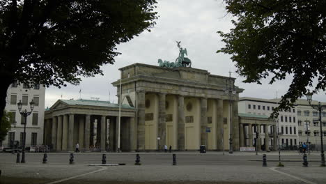 Toma-En-Primera-Persona-Caminando-Hacia-La-Puerta-De-Brandenburgo,-Día-Nublado-En-Berlín.