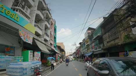 POV-Eines-Touristen,-Der-Mit-Einem-Moped-Durch-Die-örtlichen-Straßen-Von-Bangkok,-Thailand,-Fährt