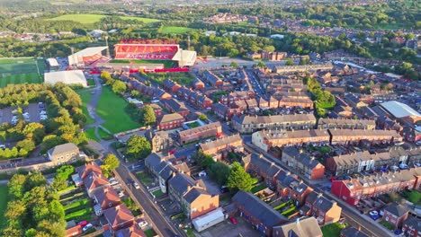 Luftpanoramablick-Auf-Dicht-Gedrängte-Häuserreihen-Mit-Dem-Barnsley-FC-Stadion-In-Der-Ecke