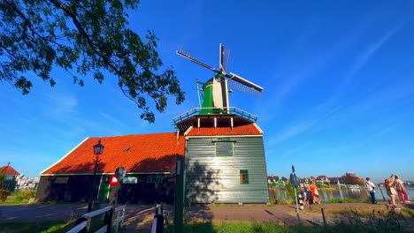 Wunderschöne-Aufnahme-Einer-Windmühle-Auf-Einem-Gebäude-In-Zaanse-Schans,-Niederlande