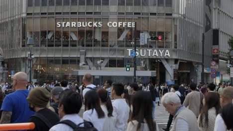 Menschenmenge,-Die-über-Shibuya-Läuft-Und-Tokio,-Japan,-überquert