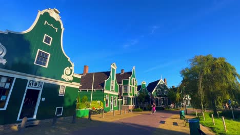 Hermosa-Vista-Exterior-De-Las-Casas-En-Zaanse-Schans,-Países-Bajos---Una-Impresionante-Atracción-Turística-Cerca-De-Amsterdam