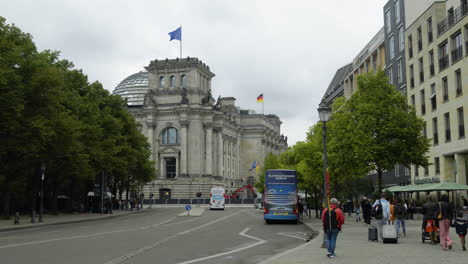 Toma-Pov-Caminando-Hacia-El-Reichstag-De-Berlín,-Día-Nublado-En-Alemania