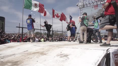 Piloto-Campeón-De-Rally-Hablando-Por-Televisión-Y-Celebrando-En-La-Carrera-De-Rally-Raid-Baja-500