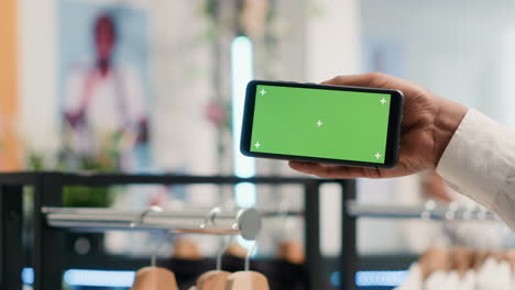 SH-shop-client-with-green-screen-phone