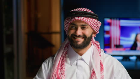 Arabischer-Mann-In-Traditioneller-Kleidung-Zu-Hause
