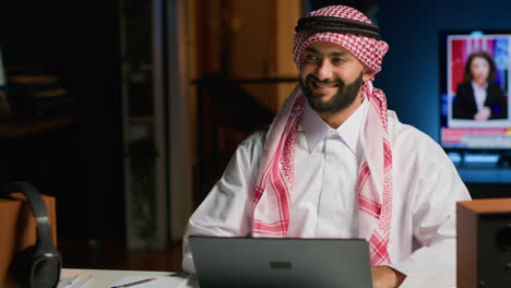 Porträt-Eines-Arabischen-Mannes,-Der-Von-Zu-Hause-Aus-Arbeitet