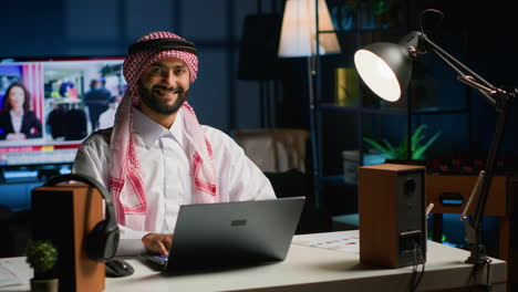 Porträt-Eines-Arabischen-Mannes,-Der-Auf-Einem-Laptop-Tippt