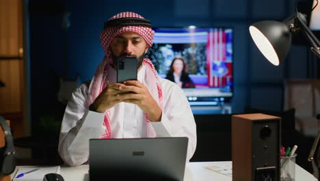 Hombre-árabe-Escribiendo-En-El-Teléfono-Inteligente