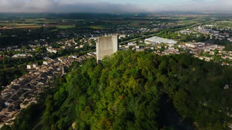 Luftaufnahme-Bei-Sonnenschein-über-Dem-Turm-Von-Crest,-Einer-Stadt-In-Der-Drôme,-Region-Auvergne-Rhône-Alpes,-Frankreich