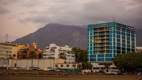 Toma-De-Establecimiento-Residencial-Unifamiliar,-Timelapse-De-Playa-En-Algeciras,-España.