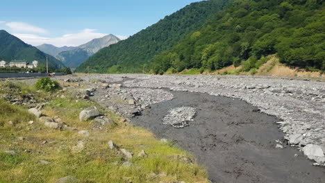 Schlammiges-Flusswasser,-Das-An-Einem-Sonnigen-Sommertag-In-Der-Landschaft-Aserbaidschans-Fließt
