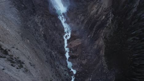 Wasserfall-Näherte-Sich-Vom-Bach-Im-Wald