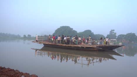 In-Den-Abgelegenen-Gebieten-Indiens,-In-Denen-Der-Ganges-Fließt,-Reisen-Menschen-In-Booten-Wie-Diesem