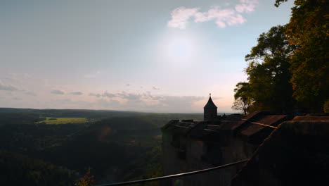 Tapetenähnliche-Aufnahmen-Einer-Historischen-Burgfestung-Und-Wolkenblauem-Himmel