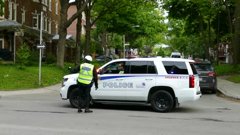 Während-Des-G7-Gipfels-Sperrt-Die-Polizei-Eine-Vorstadtstraße-In-Charlevoix