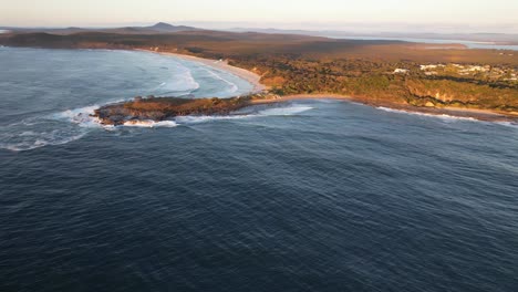 Morgenwellen-Plätschern-An-Der-Landspitze-Von-Angourie-In-Der-Nähe-Des-Angourie-Point-Beach-Und-Des-Back-Beach-In-Australien
