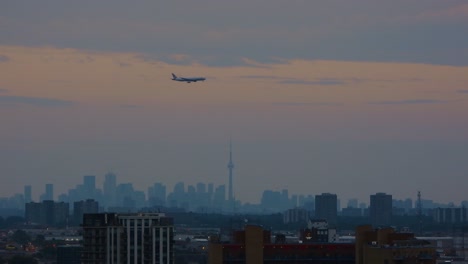 Verkehrsflugzeug-Nähert-Sich-über-Toronto-Zur-Landung
