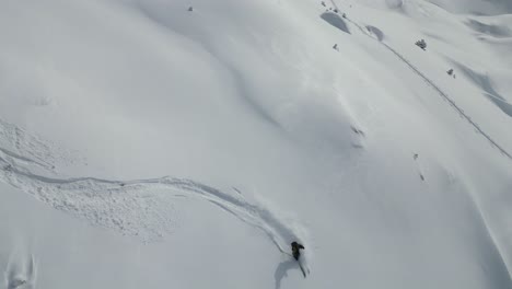 Luftaufnahme-Junger-Menschen,-Die-Beim-Skifahren-Die-Schneebedeckte-Gletschergebirgslandschaft-Hinunterfahren