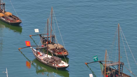 Rabelo-Boote-Mit-Weinfässern-Schwimmend-Im-Fluss-Douro-In-Porto,-Portugal