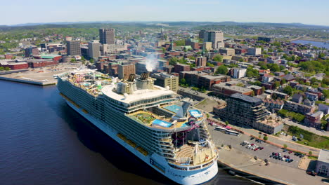 Luftaufnahme-über-Saint-John,-New-Brunswick-Mit-Der-Oase-Der-Meere-Im-Hafen