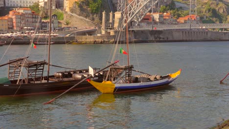 Detail-Kleiner-Boote-Auf-Dem-Fluss-Douro-In-Portugal