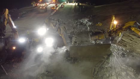 Staubiger-Abriss-Einer-Straßenbrücke-In-Der-Nacht-Mit-Schwerem-Gerät-In-Barrie,-Kanada