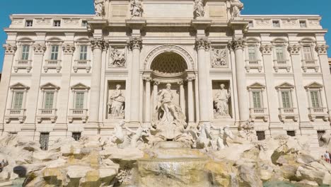 Pan-Up-Revela-La-Increíble-Fontana-De-Trevi-En-Roma,-Italia