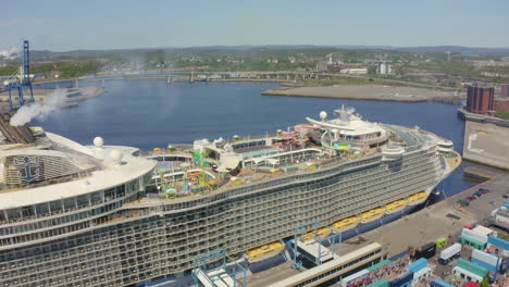 Vista-Aérea-Del-Oasis-De-Los-Mares-Atracado-En-Port-Saint-John