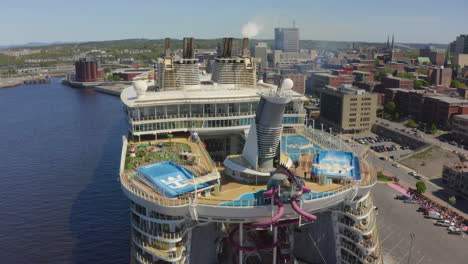 Luftaufnahme-Des-Kreuzfahrtschiffes-Royal-Caribbean-Oasis-Of-The-Seas-In-Port-Saint-John