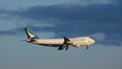 Kamerafahrt-Mit-Cathay-Pacific-Cargo-Boeing-747-Flugzeug-Im-Landeanflug-Auf-Den-Flughafen-Toronto