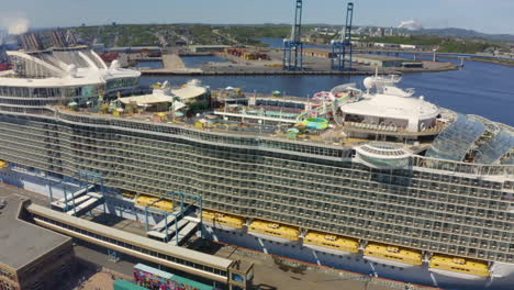 Luftaufnahme-Des-Kreuzfahrtschiffes-Royal-Caribbean-Oasis-Of-The-Seas-Im-Hafen