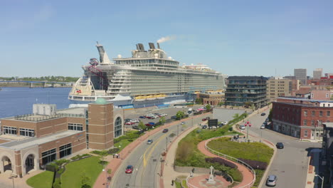 Vista-Aérea-En-Aumento-Del-Crucero-Oasis-Of-The-Seas-En-Port-Saint-John