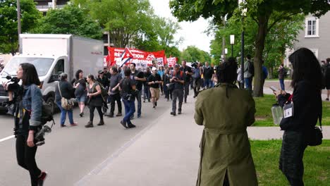 Während-Des-G7-Gipfels-In-Québec-Stadt-Laufen-Demonstranten-Mit-Transparenten-Vorbei