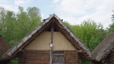 Altes-Slawisches-Holzhaus-Mit-Totenkopf---Biskupin,-Polen---Nach-Unten-Geneigter-Schuss