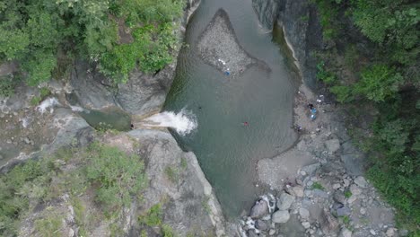 Vista-Superior-De-Personas-Nadando-En-La-Cascada-Las-Yayitas-En-Bani,-República-Dominicana