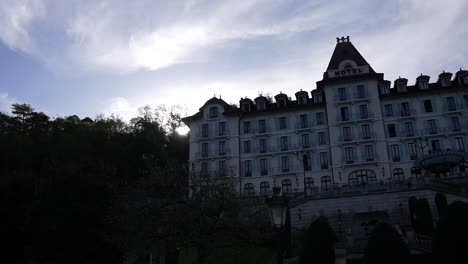 Hotel-Palace-De-Menthon-Al-Atardecer-En-Los-Alpes-Franceses,-Tiro-A-La-Derecha-Con-Plataforma-Rodante