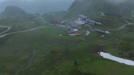 La-Niebla-Amenaza-Con-Sofocar-Las-Actividades-En-La-Estación-De-Esquí-De-Kitzsteinhorn,-Vista-Aérea