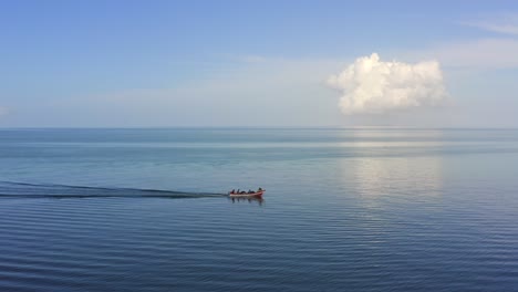 Boot,-Das-Tagsüber-Auf-Dem-Wasser-Mit-Perfekter-Skyline-Auf-Der-Insel-Coche,-Venezuela,-Navigiert