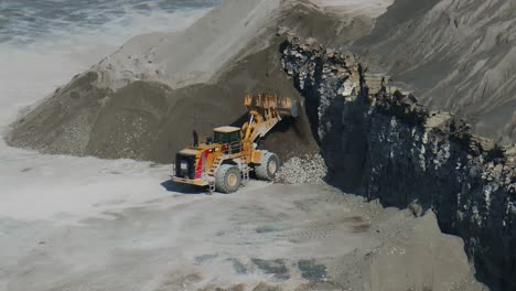 Digger-or-excavator-working-at-quarry