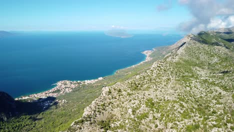 Panorama-Luftaufnahme-Des-Berges-Odar-Mit-Dem-Dorf-Gradac-Und-Brist-In-Süddalmatien,-Kroatien